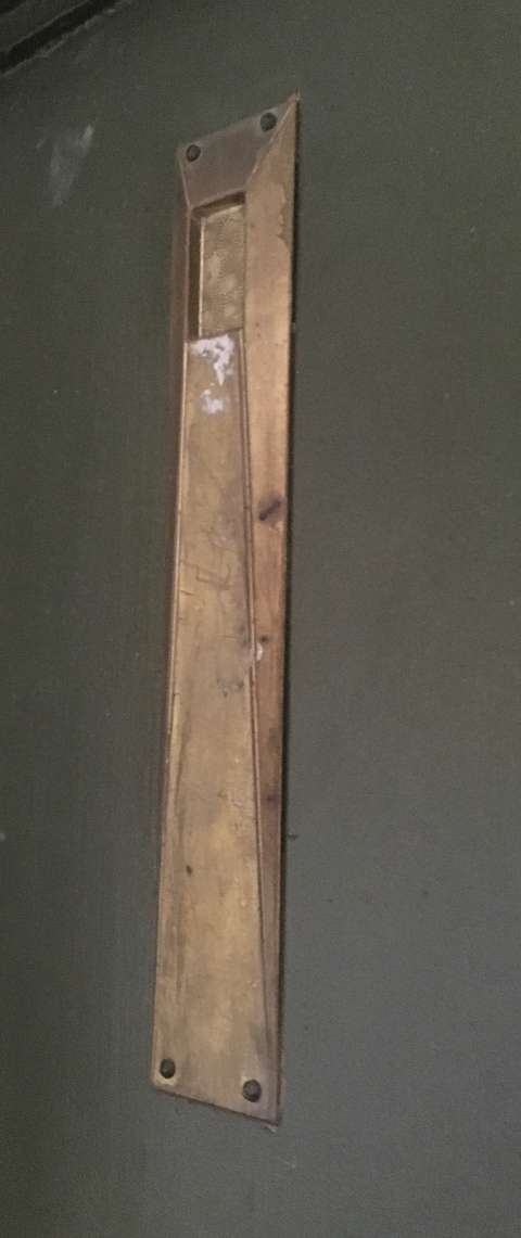 Messinkin kirjahyllyn koriste Villa Rulluddissa. 