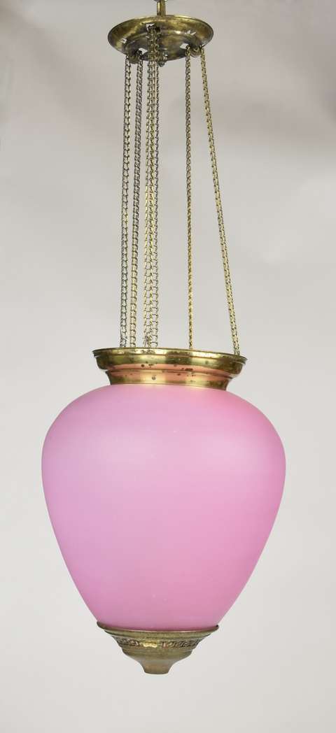 Vaaleanpunainen kattolamppu Villa Rulluddista.