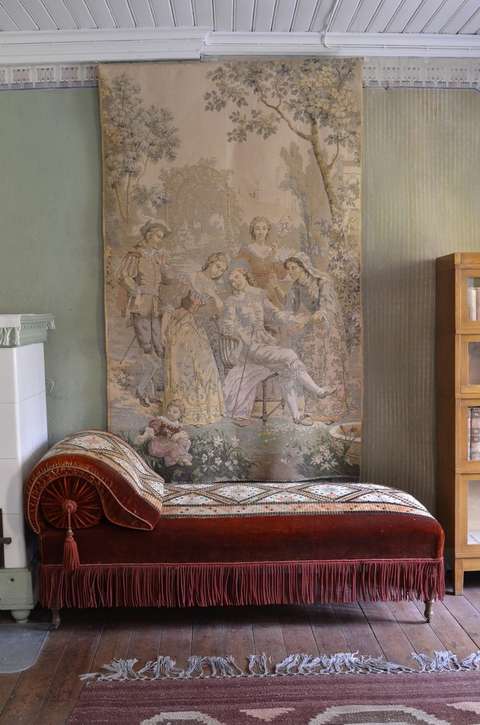 Villa Rulluddin globeliini ja divaani. 