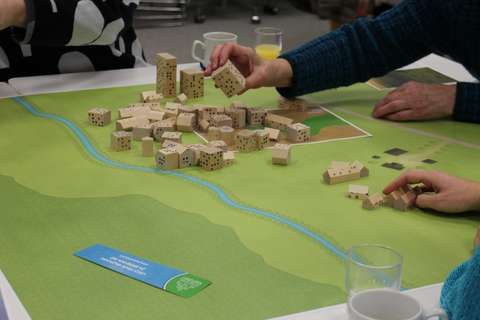 Invånarpartnerna diskuterar olika stadsplaneringslösningar vid spelplattformen.
