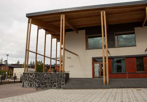 Kylätalo Palttina ulkoapäin.