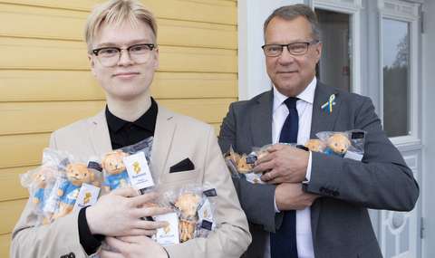 Stadsdirektör Jukka Mäkelä och Daniel Björklund från Mattlidens gymnasium tog tröstnallarna i sin famn. 