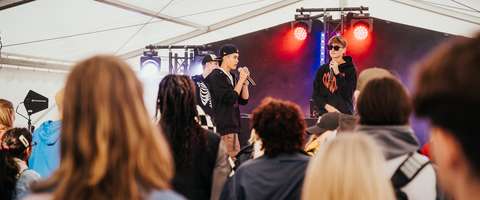 Nuoret esiintyjät lavalla. 