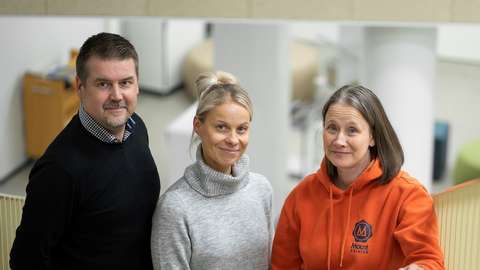 Tero Turunen, Marja Hapuoja ja Miia Kaasinen seisovat portaikossa vierekkäin.
