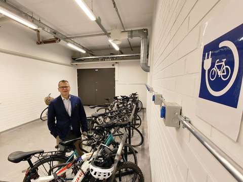 A man is showing LähiTapiola's parking facilities for bicycles.