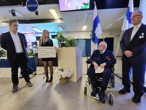 Etelä-Tapiolan lukion opiskelijat lahjoittavat itsenäisyysjuhlassa veteraaneille 2720 euron arvoisen sekin.