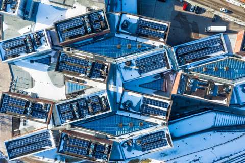 Aurinkopaneeleja talojen katoilla Otaniemessä.