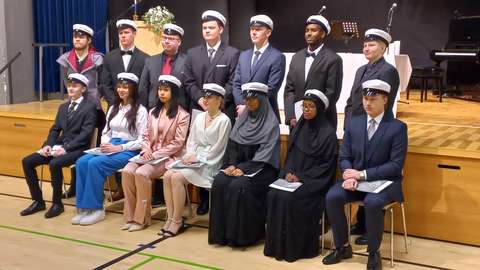 syksyn ylioppilaat ryhmäkuvassa juhlan jälkeen