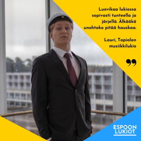 Nuori mies ylioppilakki päässään. Takana kaupunkimaisemaa. Kuvaa reunustavat graafiset viuhkat, joissa on sitaatti nuoren haastattelusta.