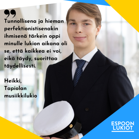 Nuori mies ylioppilaslakki kädessään poseeraa kameralle. Kuvaa reunustavat graafiset elementit.