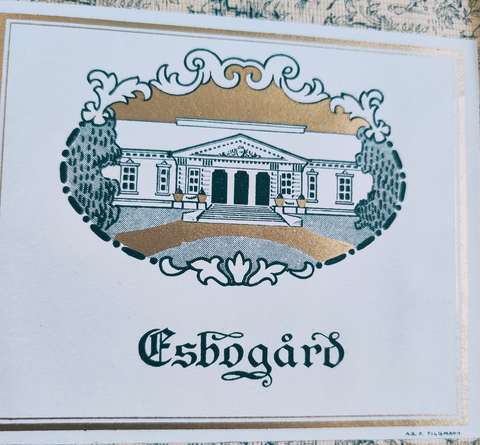 Espoonkartanon käsin maalattu logo tekstillä Esbogård.