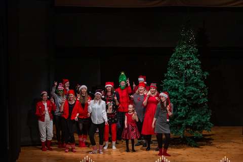 opettajat lavalla tontuiksi pukeutuneina