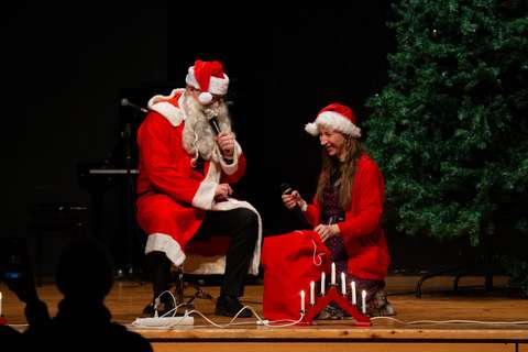 joulupukki ja muori lavalla