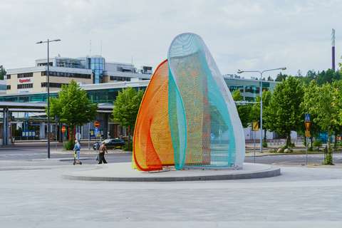Vapentorget, med tågstationen synlig i bakgrunden. I mitten finns en skulptur av stålnät.