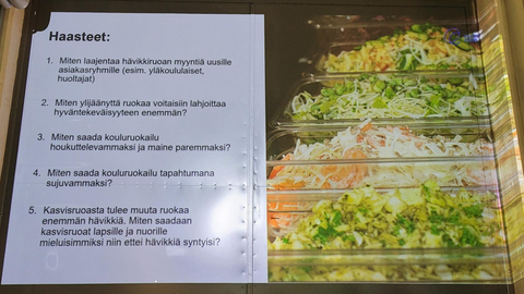 Problemen kring matsvinn visas på en storskärm. Fem utmaningar kring minskning av matsvinn och användning av överbliven mat.