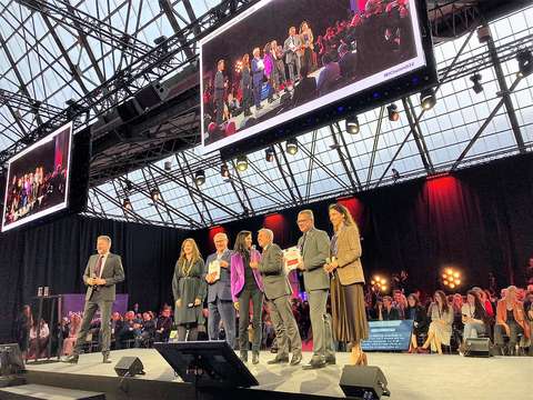 Kaupunkien edustajia lavalla palkintojenjakotilaisuudessa.