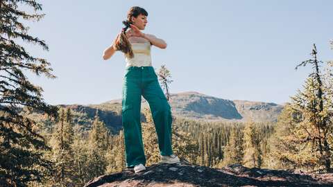 Henkilö seisoo tunturimaisemassa.