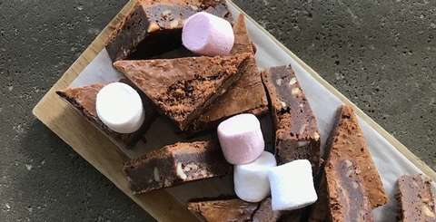 Suklaakakkupaloja ja vaahtokarkkeja