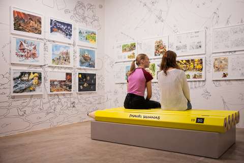 Mauri Kunnas -näyttelyn huone, jossa luonnoksia ja piirroksia