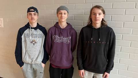 kolme poikaa poseeraa kameralle