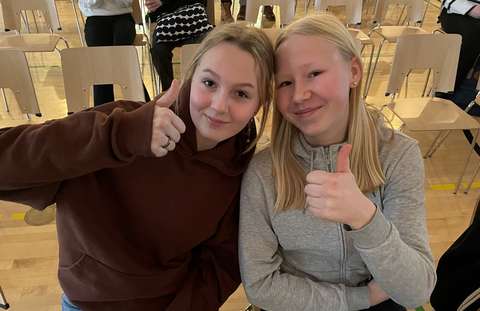 kaksi tyttöä poseeraa tilaisuudessa