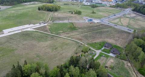 Ilmakuvassa näkyy metsää, peltoa, rakennuksia ja teitä. 