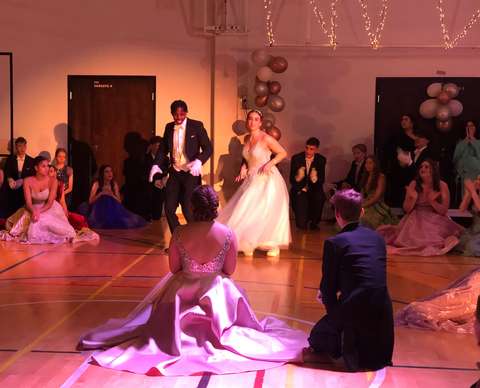 Yksi pari tanssii afrikkalaisia rytmejä muiden istuessa ympärillä. 