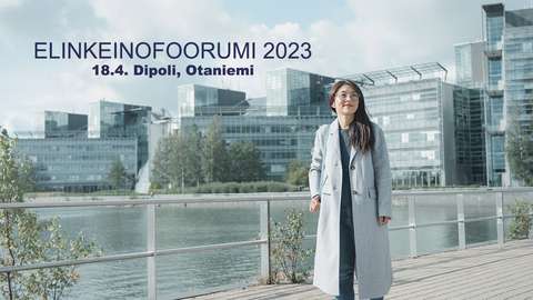 Nainen rantakadulla. Taustalla rakennuksia.