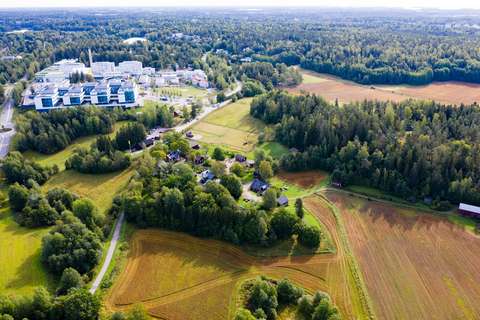 Ilmakuva Glimsin ja Jorvin alueelta kesällä.