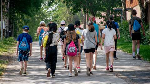 Nuoria kesäleiriläisiä.