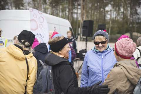 Ryhmä Senioripakun Mummodiskon hymyileviä osallistujia. 