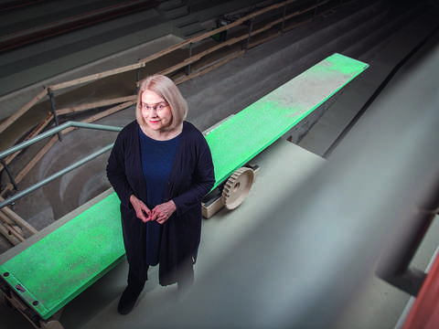 Aulikki Korhonen katsoo hymyillen kameraan. 