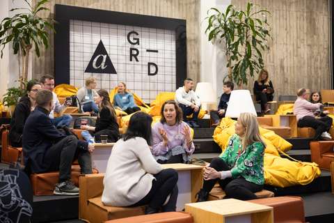 Ihmiset keskustelevat pienryhmissä