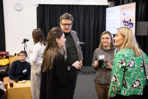 Ihmiset keskustelevat pienryhmissä.