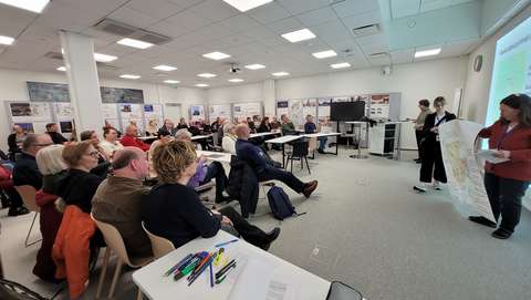 Espoolaisia asukasyhdistyksien edustajia keskustelemassa yleiskaavasta 2060.