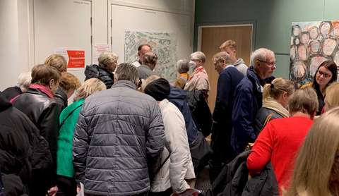 Människor kring en informationsdisk.