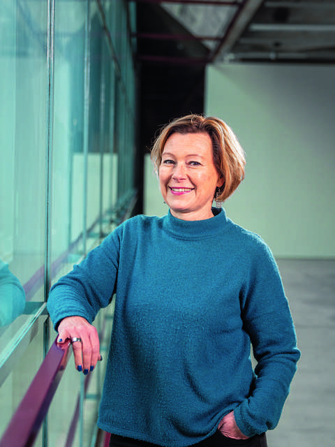 Susanna Tommila katsoo hymyillen kameraan.