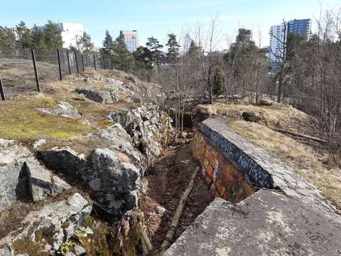 Kallioon louhittua taisteluhautaa Nupukivenkalliolla.