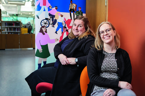 Satu Venhola ja Ulla-Kaisa Pihlaja katsovat hymyillen kameraan.