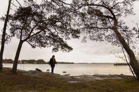 Person med hunden på havsstranden.