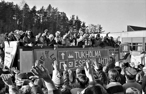 Espoonlahden lukion abeja joskus 1980-luvulla lähdössä rekalla koulun pihasta pois.