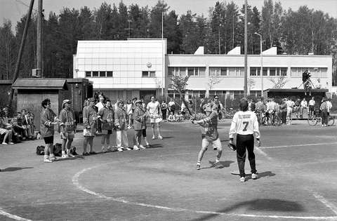 Espoonlahden lukion edustalla otettu kuva vuodelta 1993, jossa pelataan pesäpalloa.