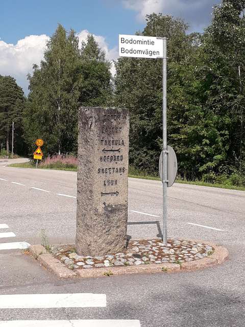 1920-luvulla pystytetty kivinen tienviitta, jossa kartanon nimi, mutta ei kilometrimäärää.