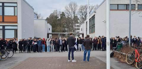 opiskelijoita koulun pihalla odottamassa lipun nostoa salkoon