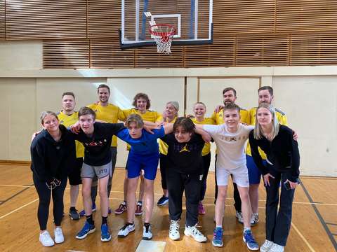 Opiskelijoiden joukkue ja opettajien joukkue poseeraavat pelin jälkeen kameralle. 