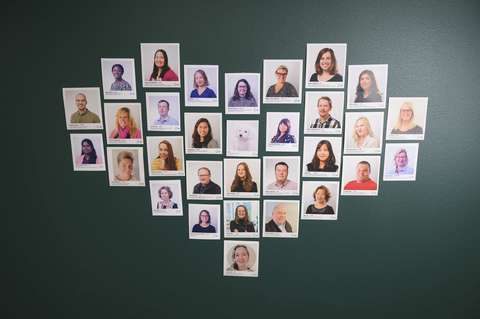 På väggen finns ett fotocollage över de anställda på Espoo Talent Hub.
