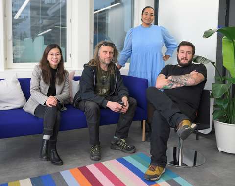 De anställda vid Esbo stad, som figurerar i artikeln, poserar tillsammans för kameran. 