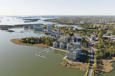 Ilmakuva Keilaniemestä. Kuvassa näkyy merta, korkeita rakennuksia ja metsää.