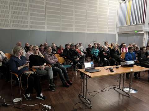 Asukastilaisuuteen osallistujia Kalajärven palvelutorilla