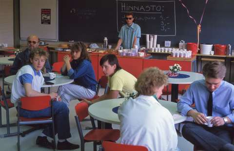 Espoonlahden lukion koulunpäivän kahvio v. 1984, kuvassa opiskelijoita sekä myös rehtori Kauko Salmenkallio.